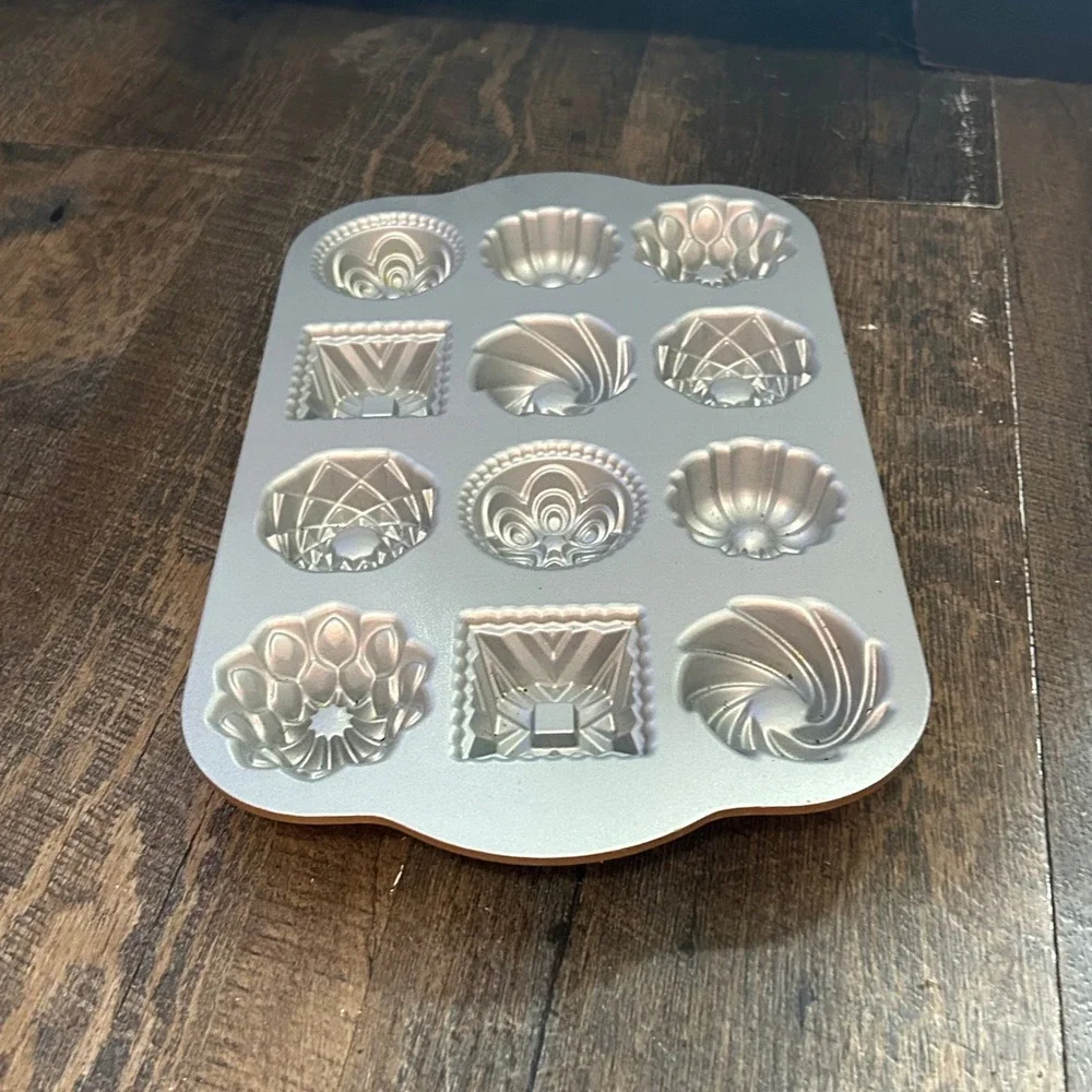 Nordic Ware Bundt Charms 12 Cavity Mini Cake Pan Gold Cast Aluminum Made in USA